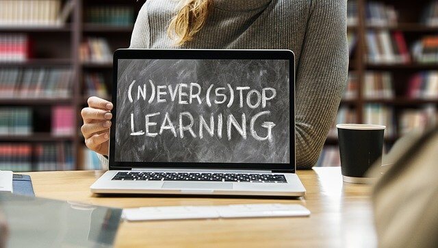 Imagen de computadora portátil con mensaje: Never Stop Learning